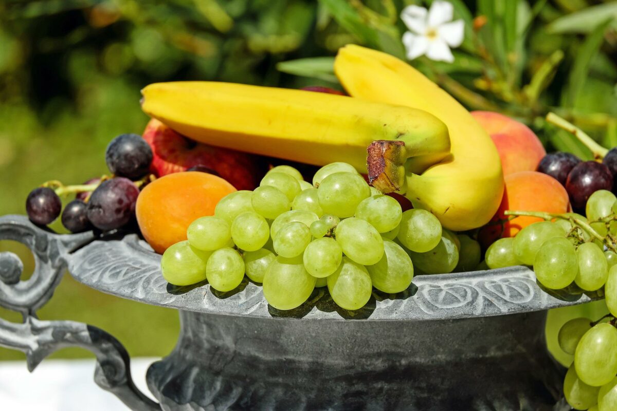 Mare atenţie! Tu cum îţi speli fructele şi legumele? Secretul care te poate scăpa de multe probleme