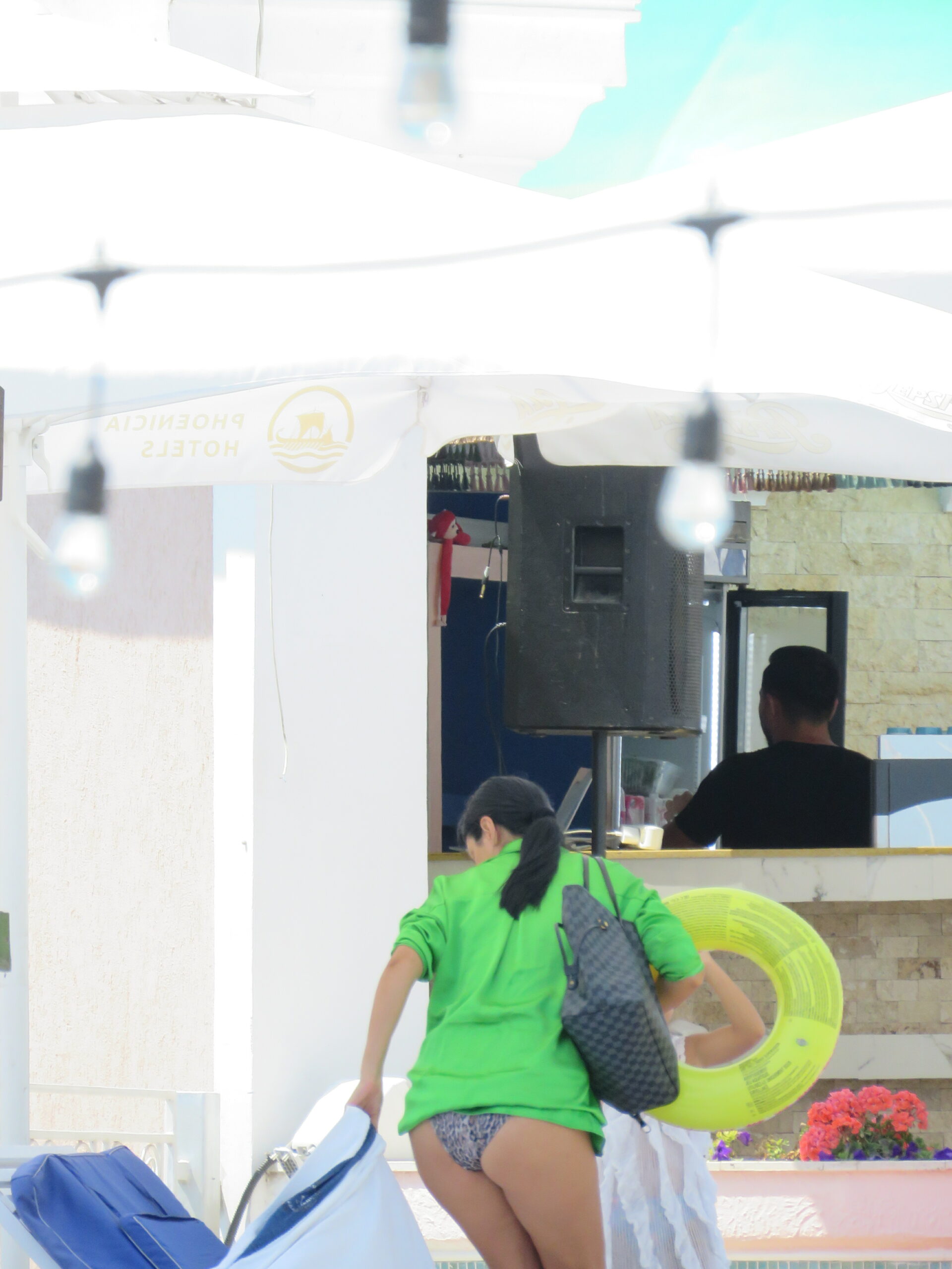 Andreea Tonciu a fost surprinsă în ipostaze incendiare la piscină / (Foto: CANCAN.RO)