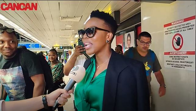 Nomcebo Zikode a cântat și a dansat în aeroport (Foto: CANCAN.RO)