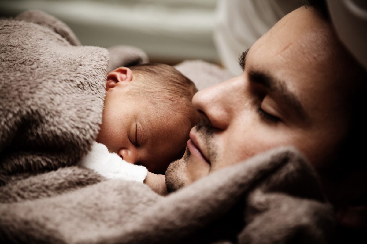 Concediu de paternitate pentru viitorii tați. UE îi obligă să rămână acasă cel puțin 2 luni