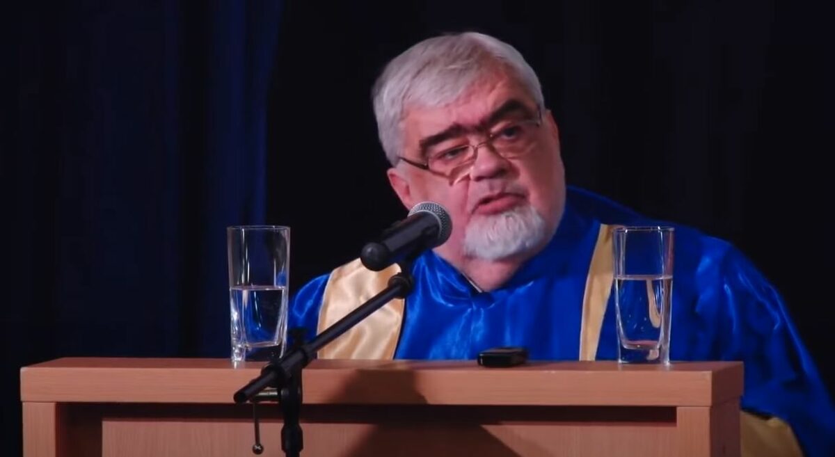 Imagine Stire Definiția prostiei: de ce prostul e un om fericit? Andrei Pleșu: ”Un fel de I love you / I love you too” VIDEO | 2review.ro