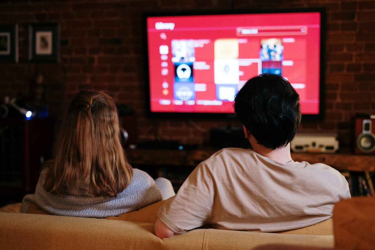 Abonamentul prin cablu este dat uitării. Iată pentru ce platforme de streaming optează mai nou oamenii