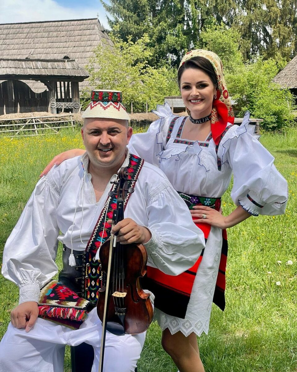 Imagine Stire Surpriză totală din partea lui Vasilică Ceterașu și a Amaliei, după ce familia s-a mărit! Ce nume au ales pentru gemeni și ce simbolizează, de fapt | 2review.ro