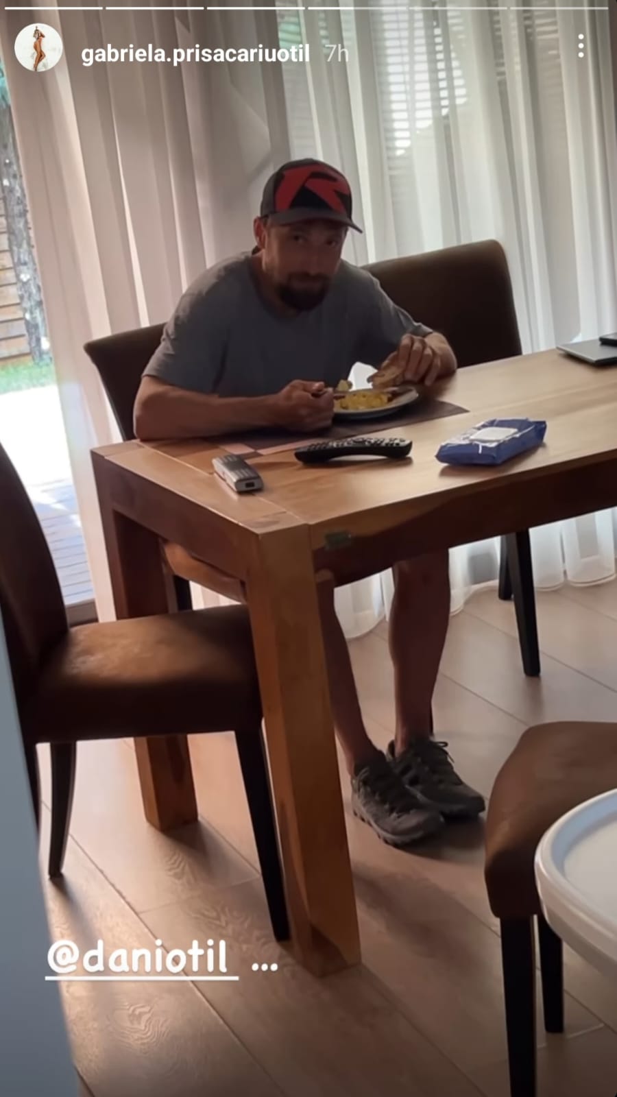 Dani Oțil, pe întuneric. Sursă foto: captură Instagram