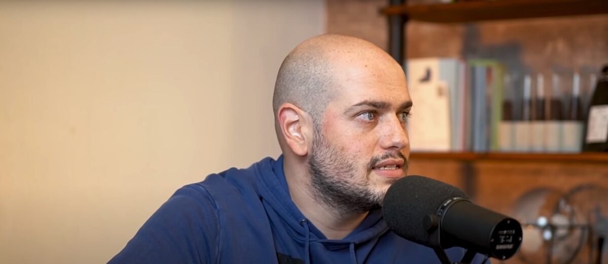 Imagine Stire BRomania, pus cu botul pe labe de iubită. Incredibil i-a făcut Daniela regizorului filmului „Teambuilding” | 2review.ro