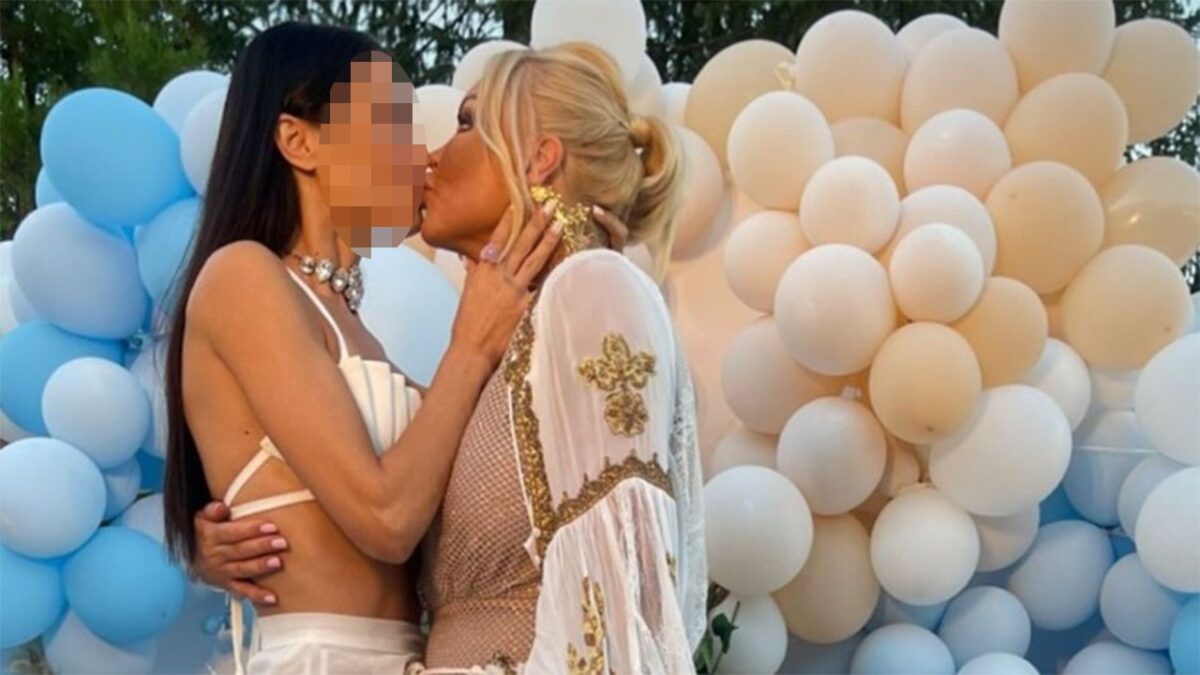 Imagine Stire Sărut pasional între Vica Blochina și o fosta concurentă de la Survivor România. Internauții au rămas mască | 2review.ro
