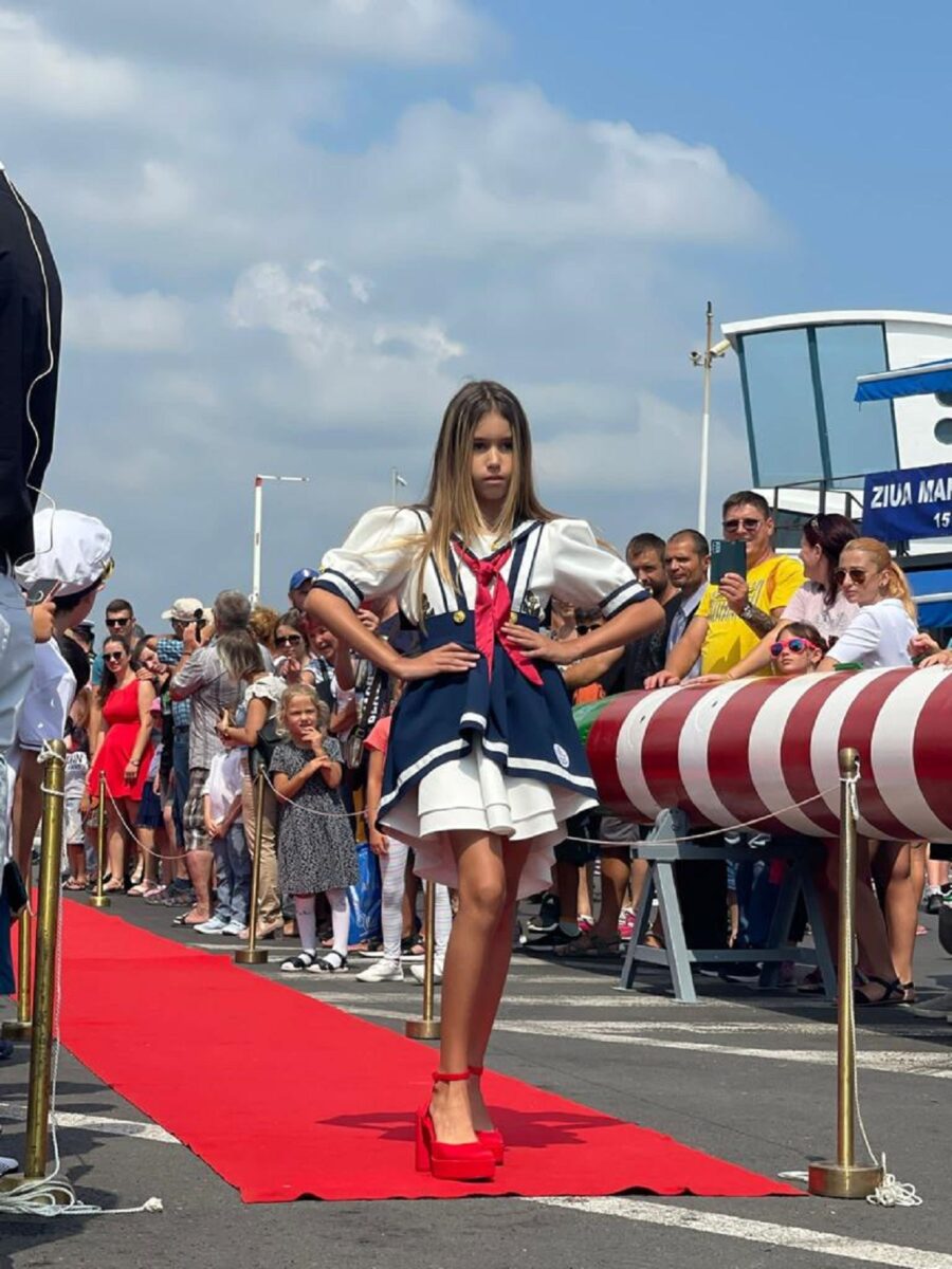Imagine Stire Alexandra Mazăre a făcut furori la Ziua Marinei într-o ținută inspirată din uniformele marinarilor | 2review.ro