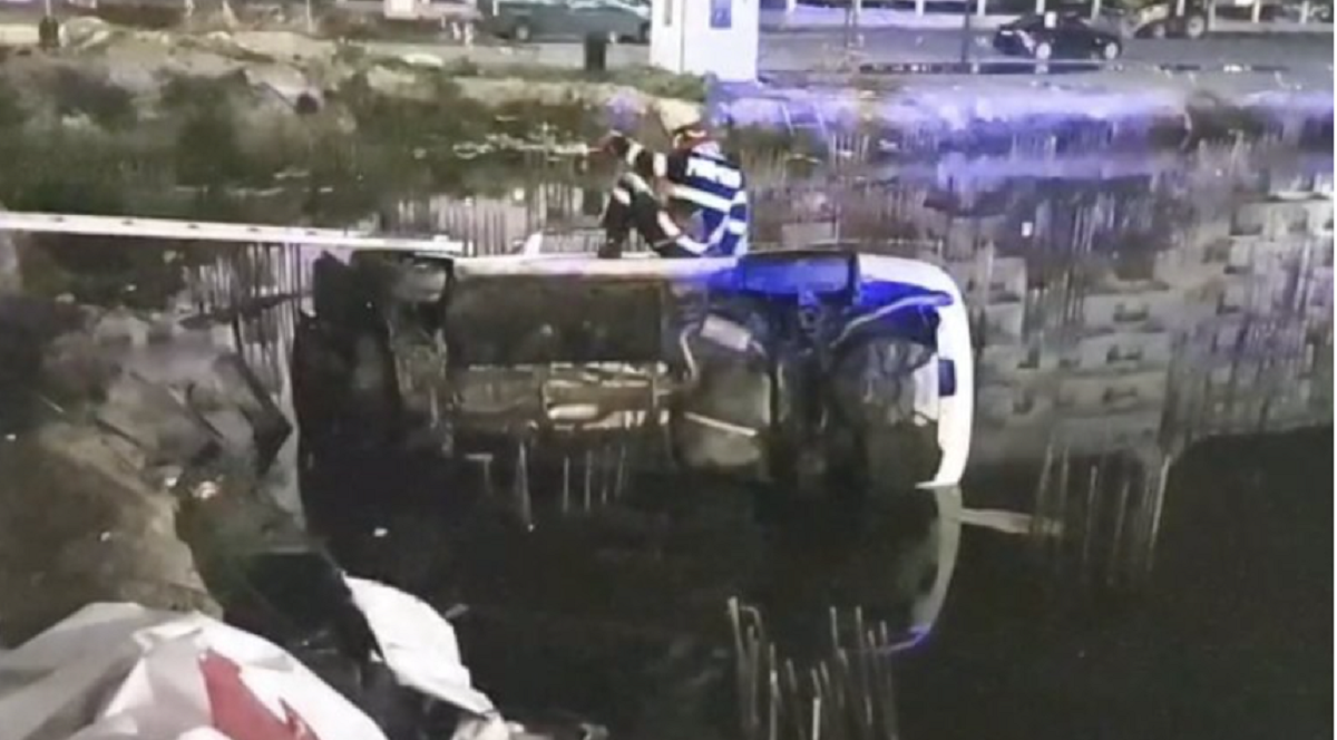 Accident spectaculos în stațiunea Mamaia. Doi tineri au plonjat cu mașina în fundația unui bloc de locuințe