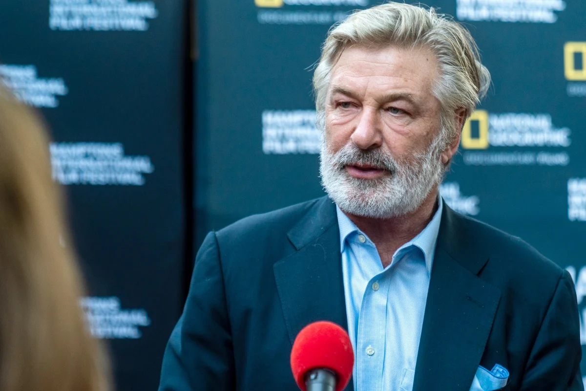 Imagine Stire Lovitură de proporții pentru Alec Baldwin! Ce au stabilit anchetatorii, la mai bine de un an de la moartea lui Halyna Hutchins | 2review.ro