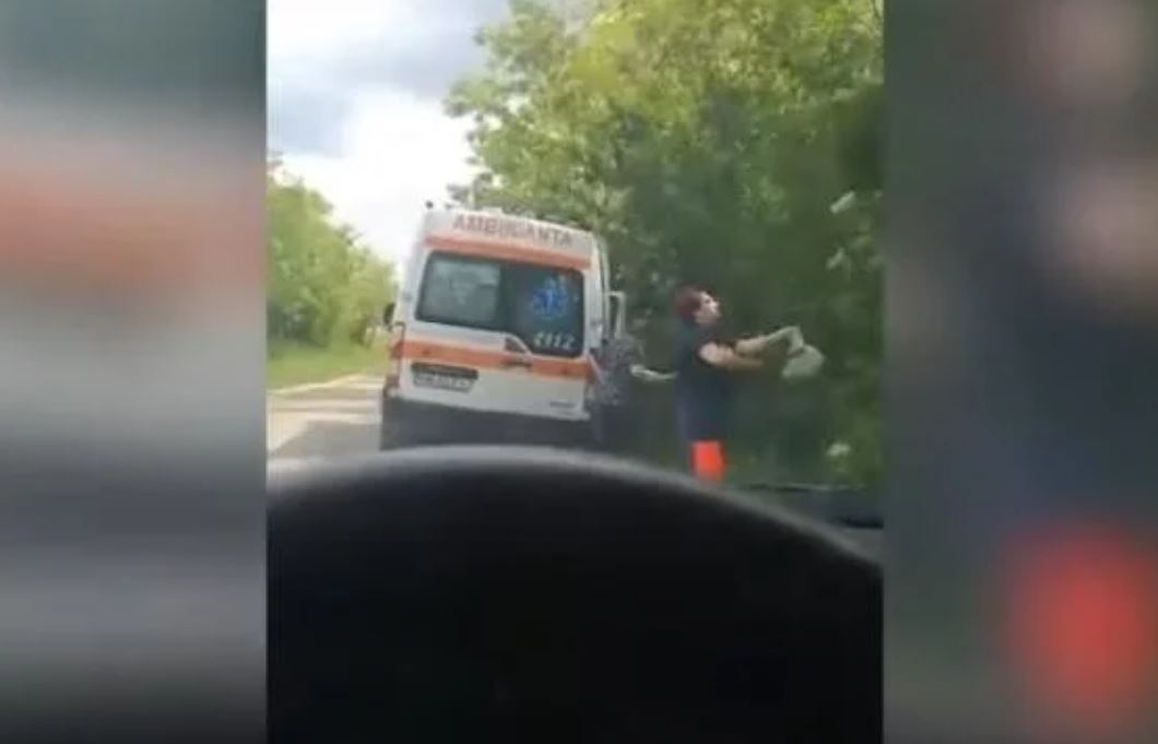 Halucinant! O angajată a oprit ambulanţa ca să culeagă flori de soc