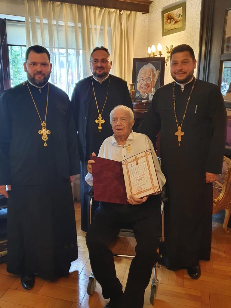 Cu doar două luni în urmă, maestrul Alexandru Arșinel primea o distincție importantă din partea Arhiepiscopiei Sucevei și Rădăuților (Foto: Facebook)