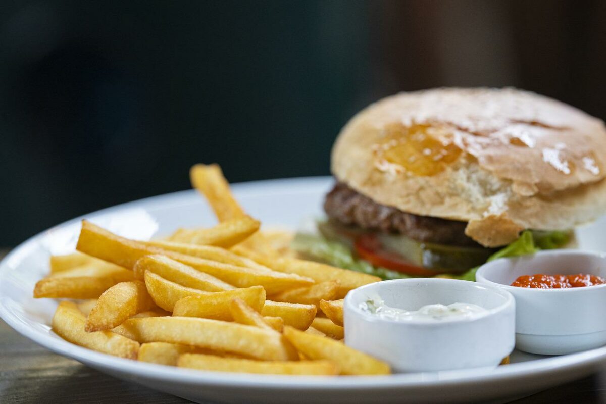 Descoperire șocantă la un fast-food din București. Ce a putut să filmeze o clientă: ”Am plecat în secunda doi”