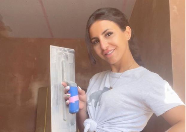 Cum arată femeia de 27 de ani care a ales să tencuiască pentru bani: „Mi se spune că sunt prea frumoasă pentru asta”