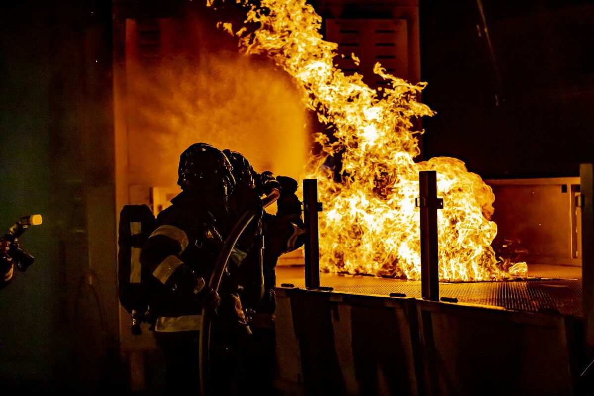 Caz șocant în Borșa: un pompier a fost incendiat de un coleg chiar în curtea unității