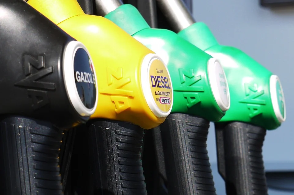 După jumătate de an, prețul carburanților scade! Cât costă acum un litru de benzină