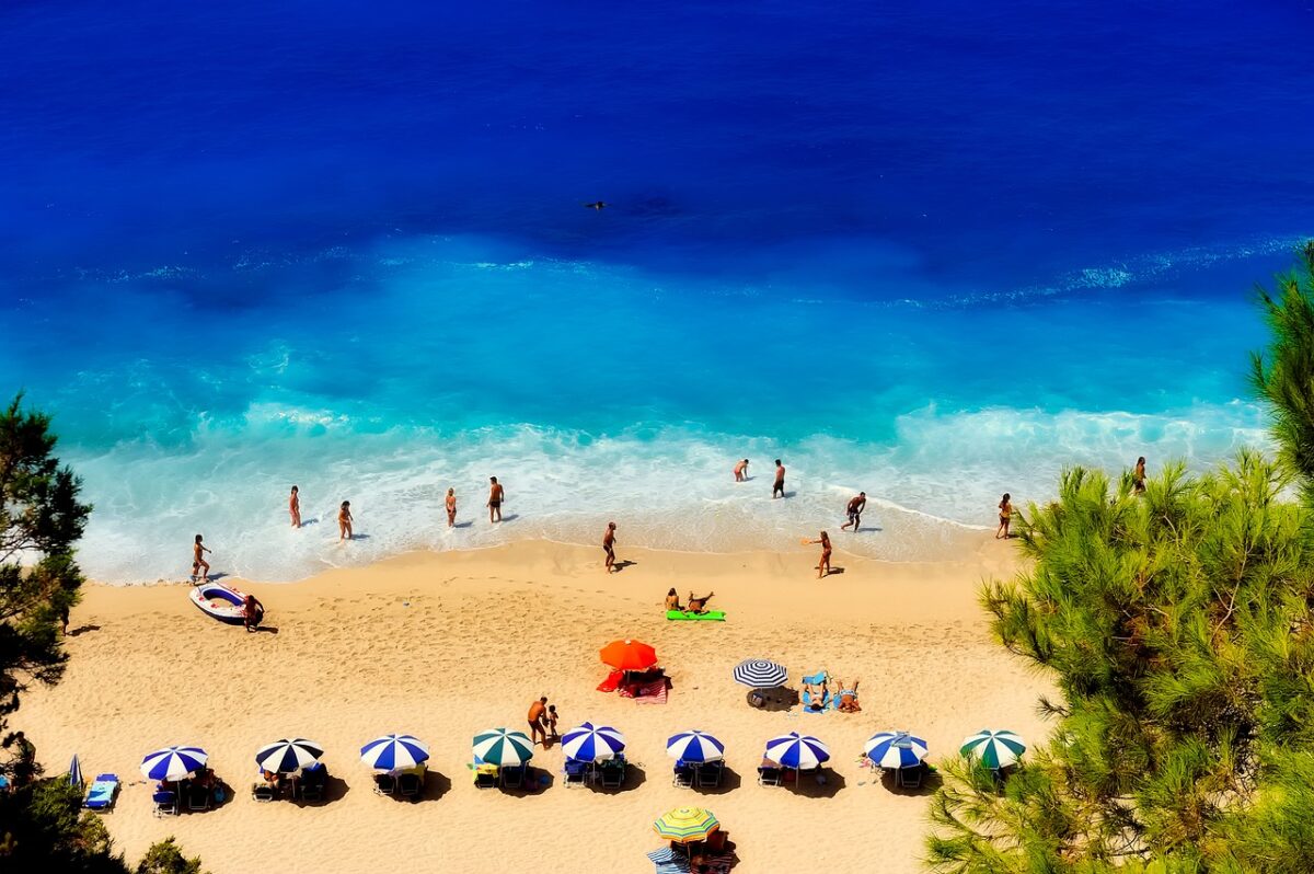 „Țeapă” în Grecia. Un turist îi avertizează pe români, după ce s-a trezit cu o „gaură” în portofel de 1000 de euro
