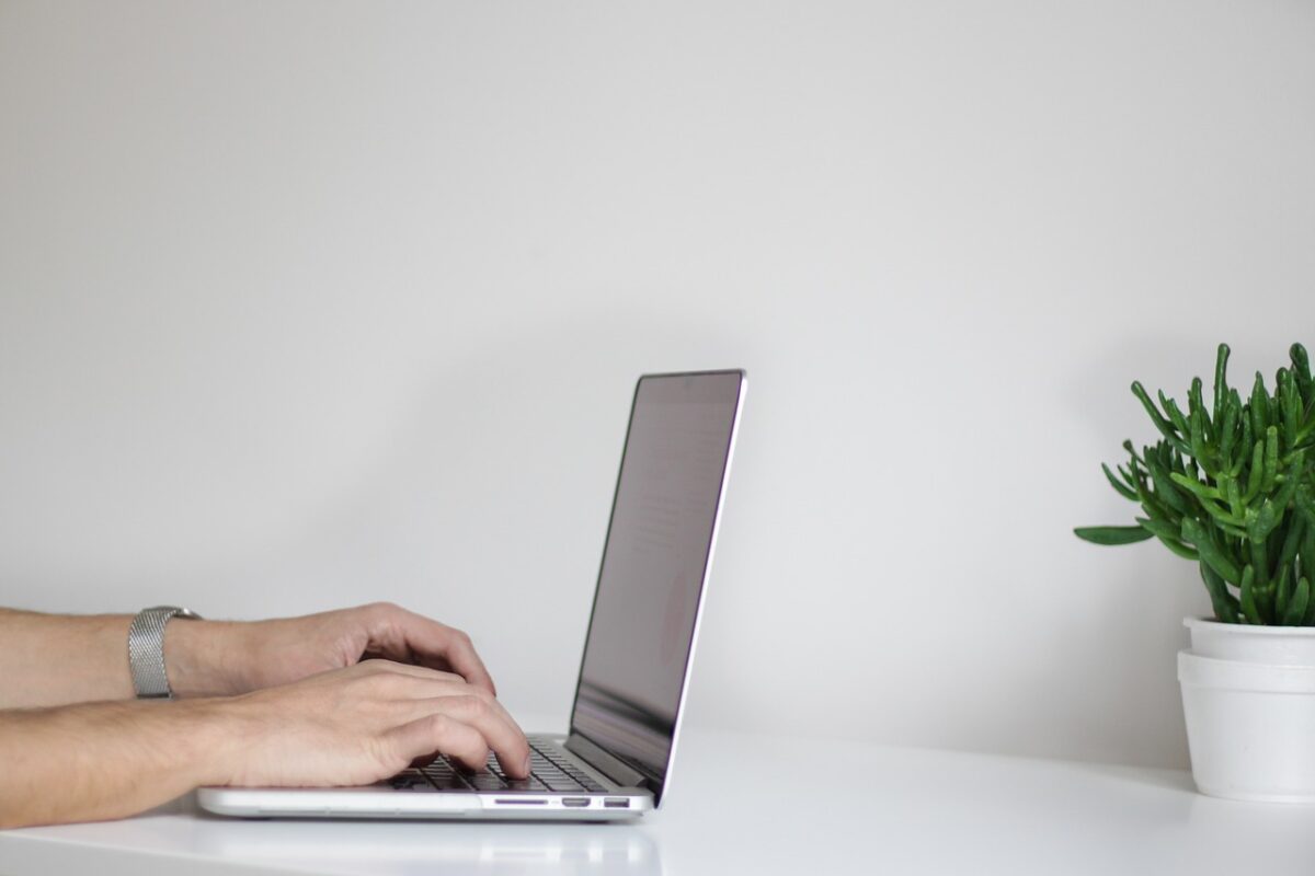 Top 10 trucuri prin care să-ți faci laptopul ca nou. Sfaturi practice și ieftine