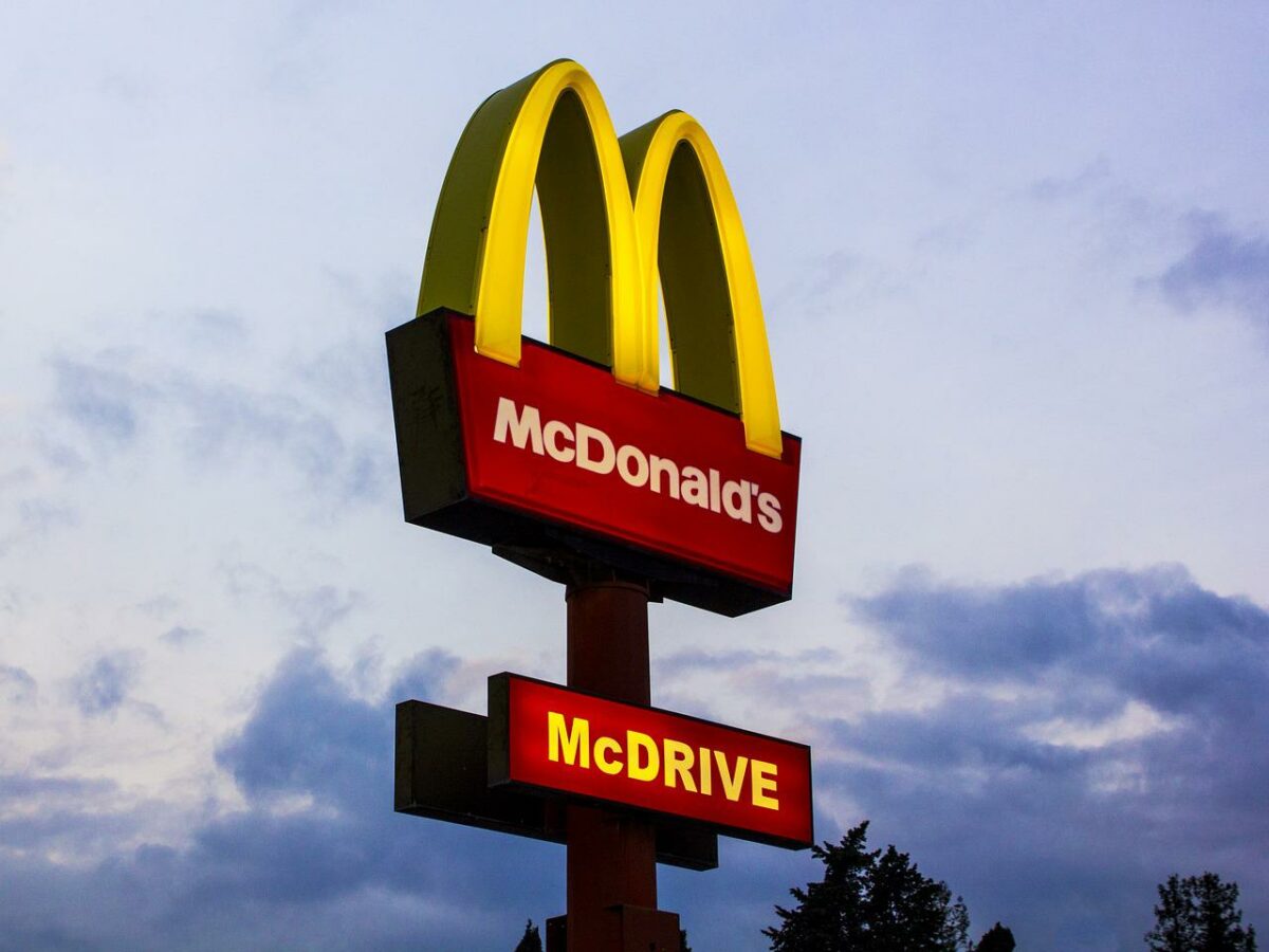 Un tânăr și-a cumpărat un cheeseburger de la Mc Donald’s, dar a rămas șocat, imediat ce a mușcat din el. Ce a putut să găsească în interior