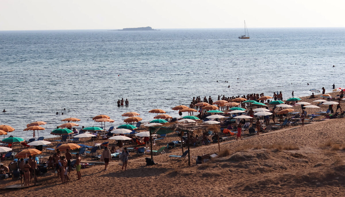 Țara în care un șezlong pe plajă costă 90 de euro pe zi. Turiștii sunt revoltați!