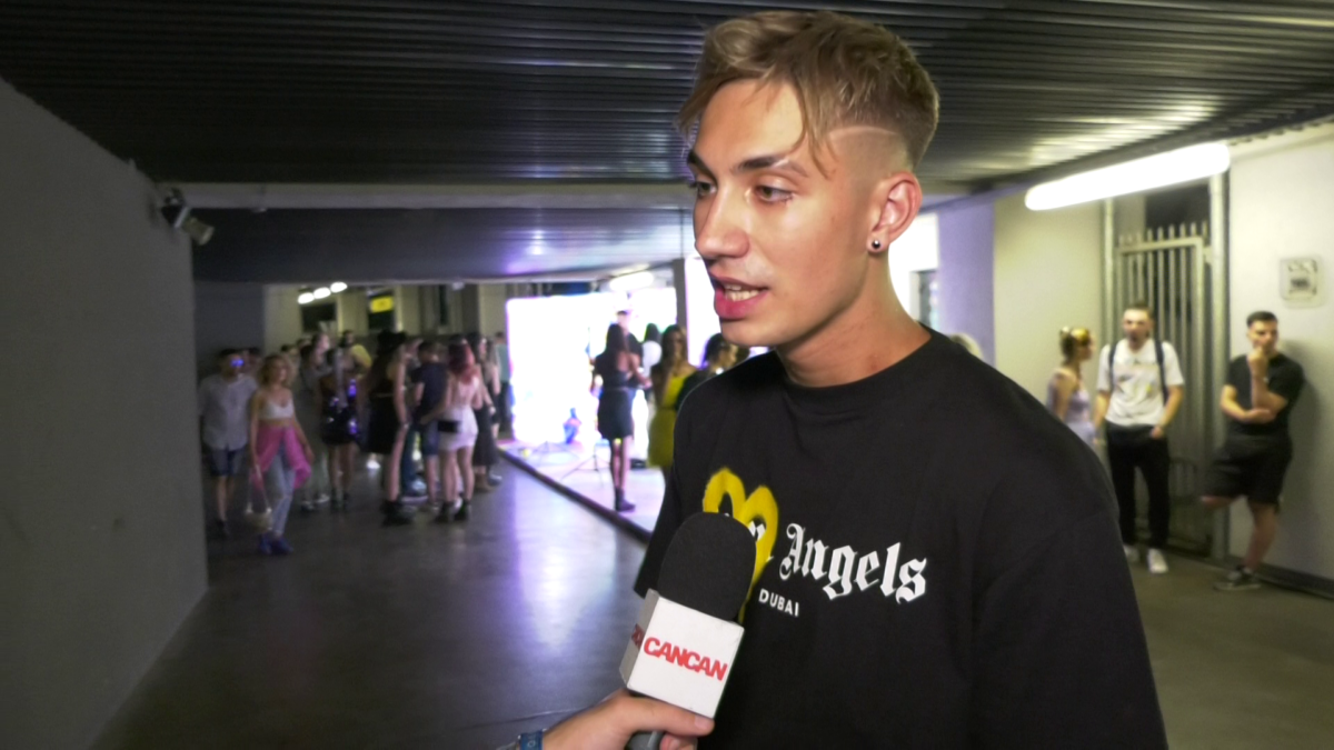 Imagine Stire Yny Sebi a creat isterie în jurul său când a ajuns la Hotel Ramada în Râmnicu Vâlcea. Cântărețul este nominalizat la Romanian Music Awards | 2review.ro
