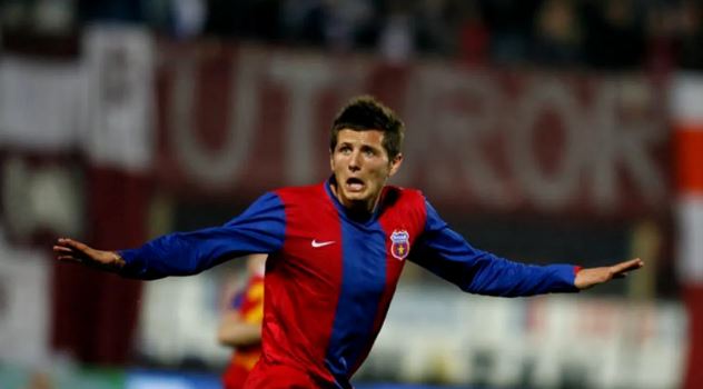 Imagine Stire Îl mai țineți minte pe Cyril Thereau? Fostul fotbalist al Stelei și al lui Anderlecht duce o viață de nabab. Are Ferrari, dar și o soție “bombă”! Imagini HOT cu actrița actrița din SUA cu care s-a căsătorit | Galerie FOTO | 2review.ro