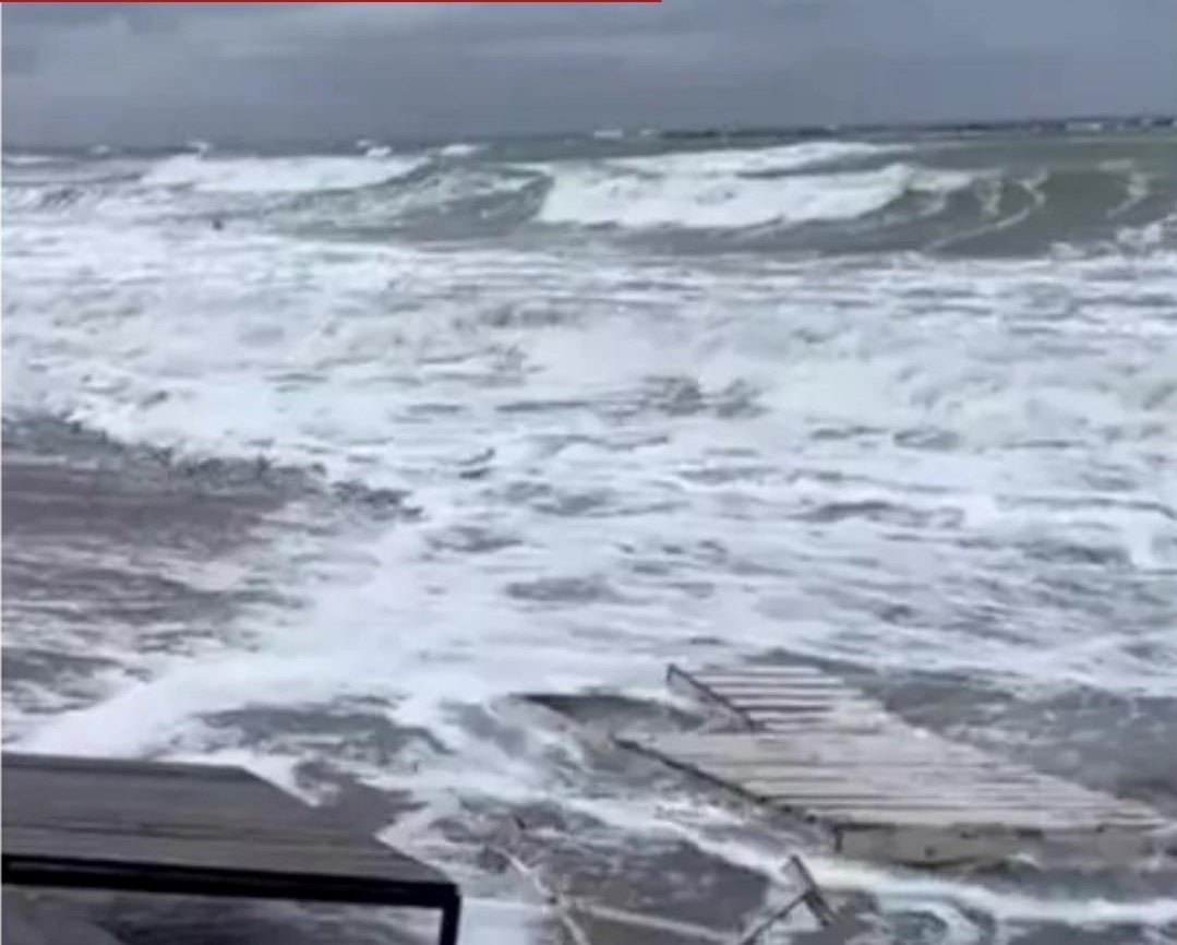 Furtuna a făcut haos în Vama Veche! Umbrele și sezlonguri luate de vânt, iar codul portocaliu de vreme rea e în vigoare!