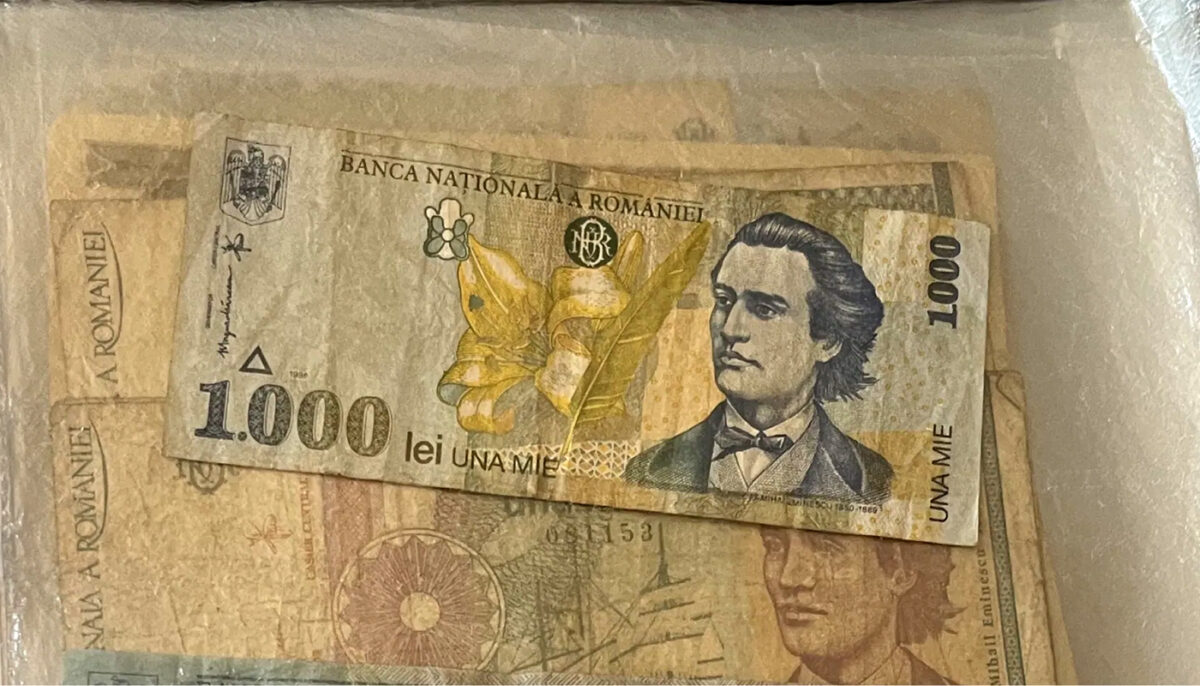 O ai cumva acasă? Această bancnota de 1.000 de lei, cu chipul lui Mihai Eminescu, se vinde acum cu 10.000 de euro!