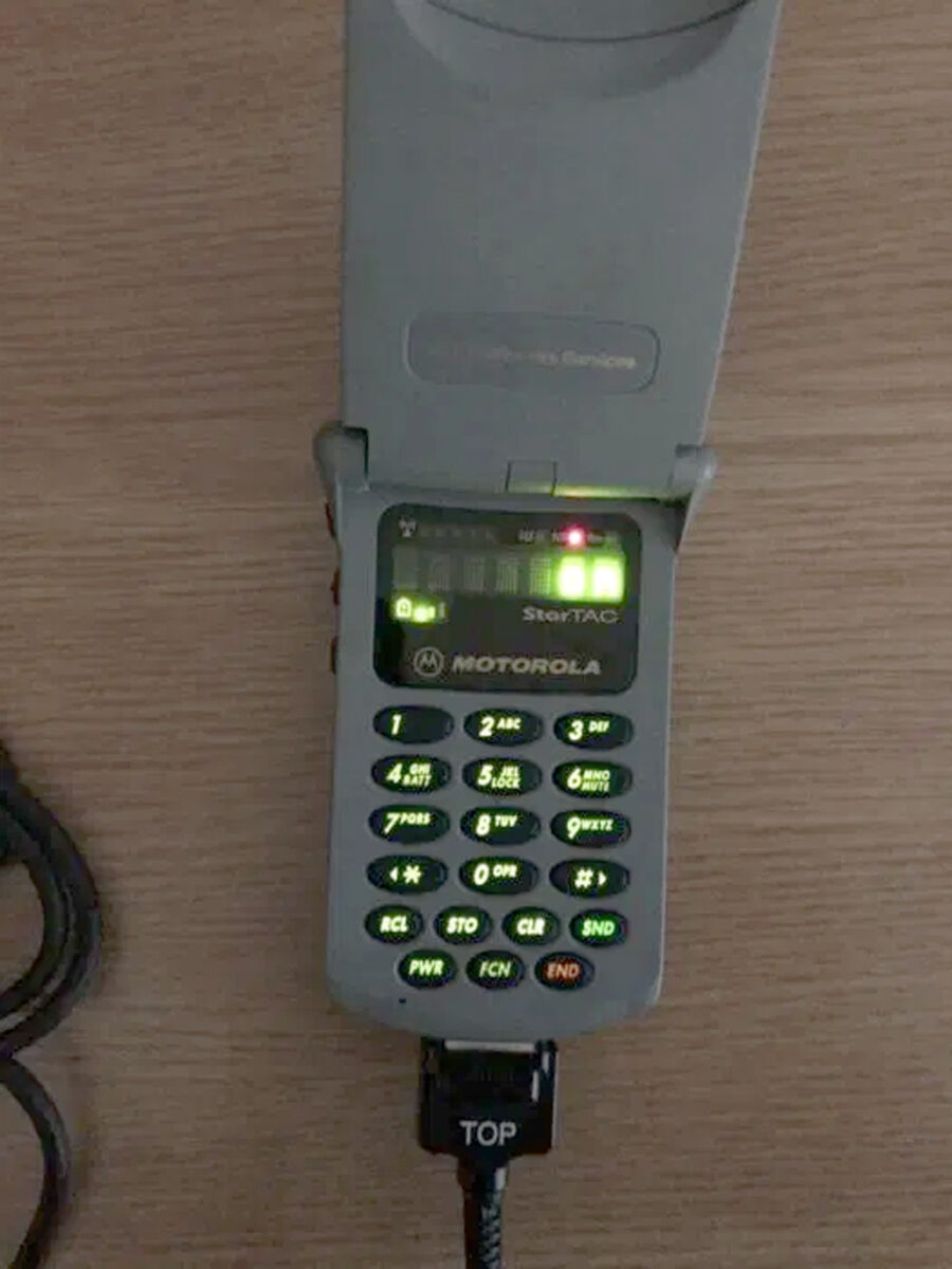 Mulți am avut Motorola StarTac, primul telefon cu clapetă apărut în România. Cu ce sumă uriașă se vinde acum, în septembrie 202