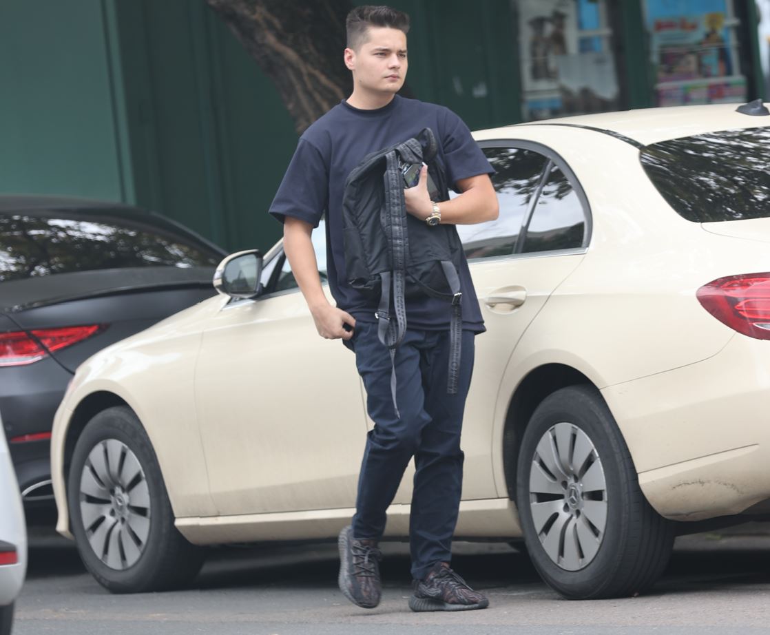 Selly se îndreaptă relaxat către NUBA Cafe Foto: CANCAN.RO