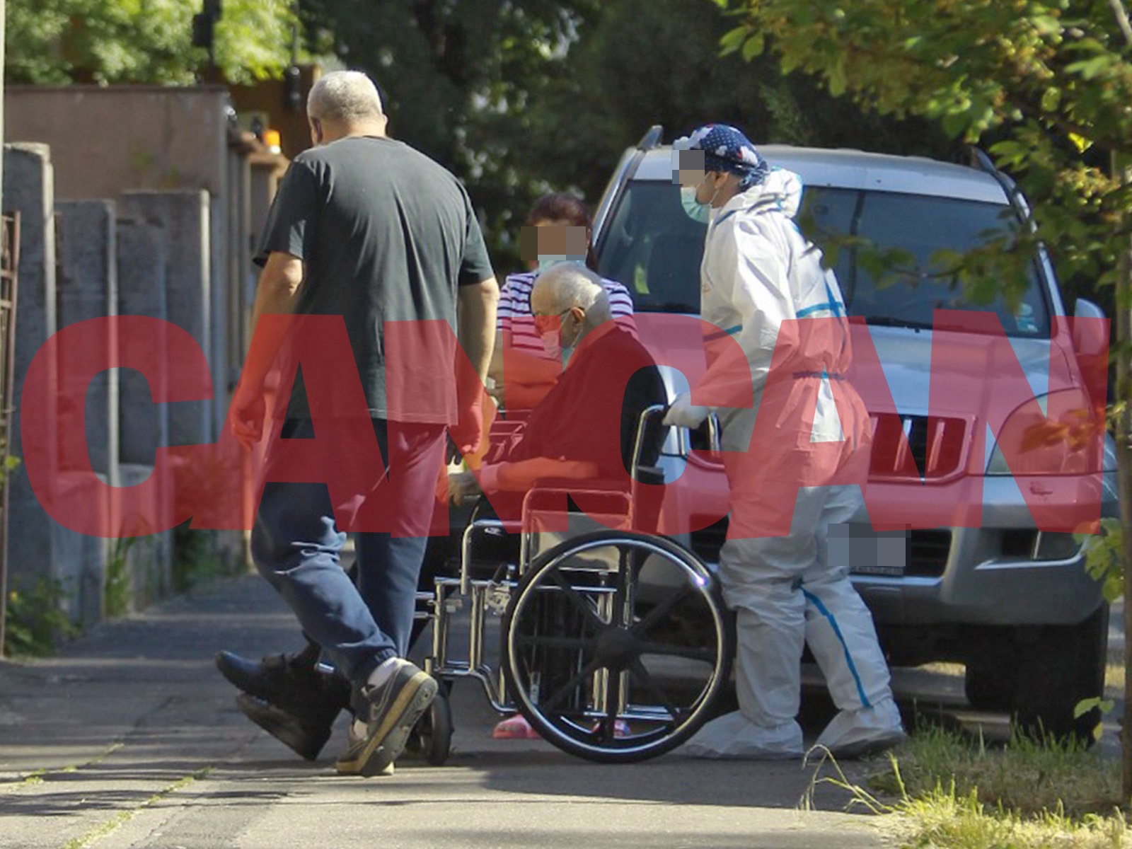 Alexandru Arșinel este ajutat de fiul său, Bogdan, să ajungă în casă (Foto: CANCAN.RO)