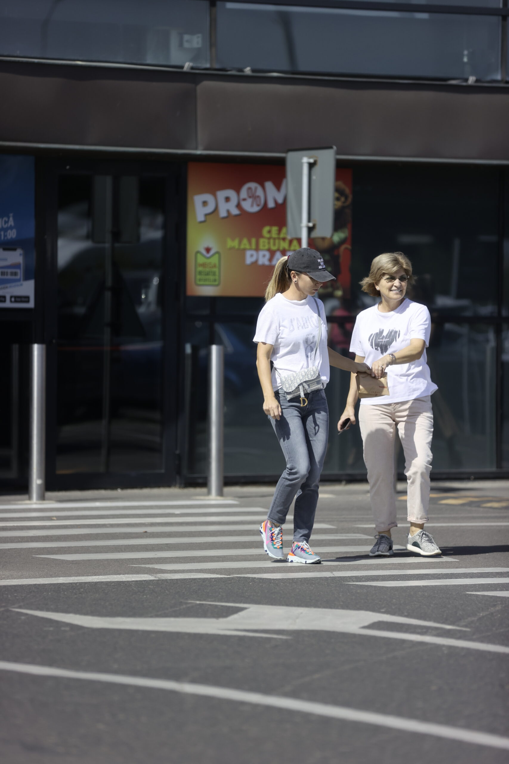 Simona și mama ei se îndreaptă către mașină (Foto: CANCAN.RO)
