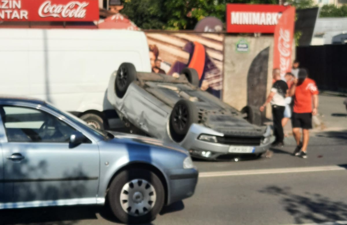 Accident grav în București. O mașină a fost răsturnată, alte 2 lovite din plin