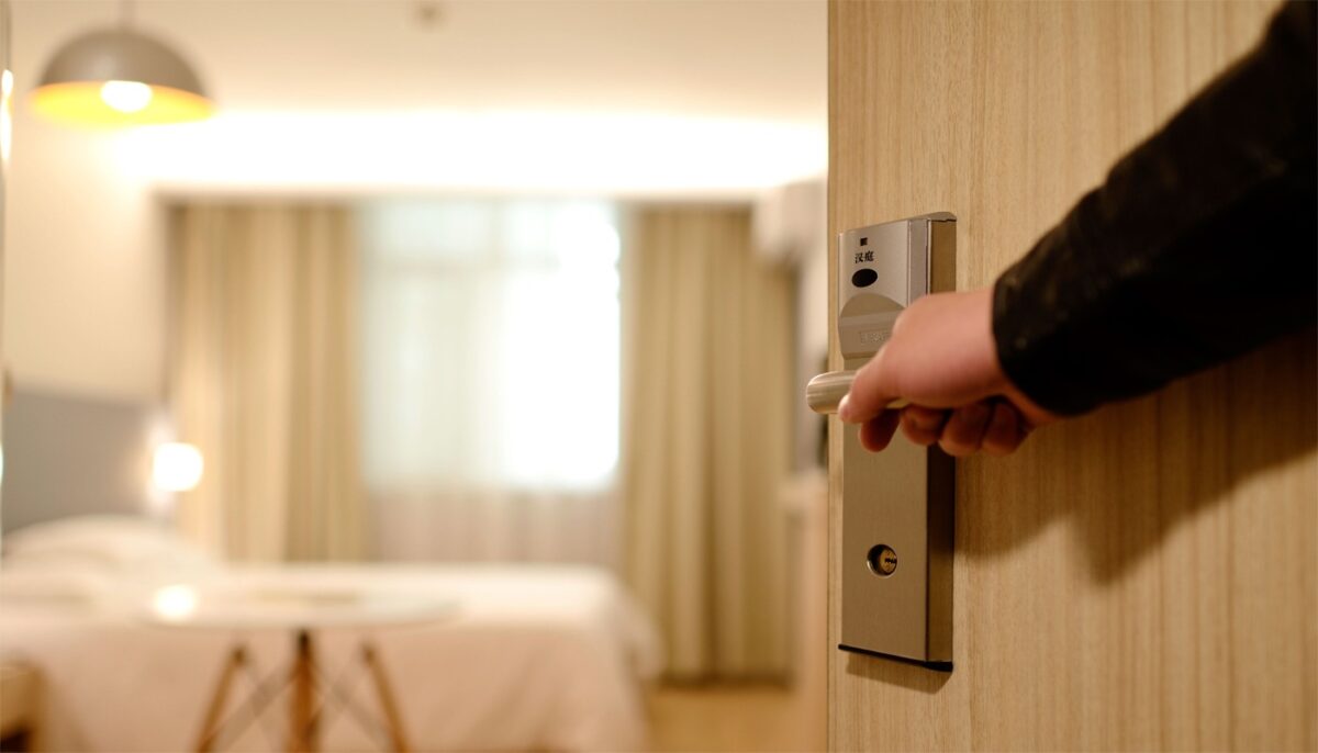 Întorși din concediu, doi soți au găsit un străin în apartamentul lor. Cine era și ce făcea în dormitor, de fapt