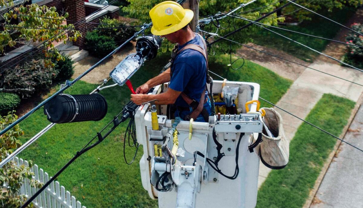 Am aflat salariul! Câți euro câștigă lunar un român care lucrează ca electrician calificat în Italia