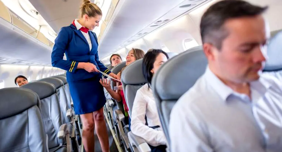 Notă de plată colosală pentru un cuplu care a consumat o bere, o apă şi un croissant, în avion. Câţi bani le-a cerut stewardesa