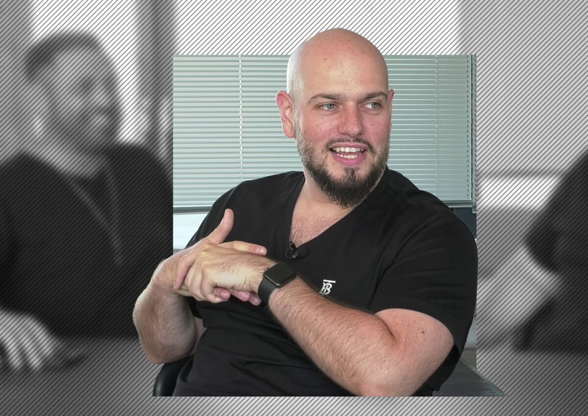 Imagine Stire BRomania dezvăluie cum i-a reacționat iubita la scenele fierbinți din “Teambuilding”: “Norocul meu a fost că…” | 2review.ro