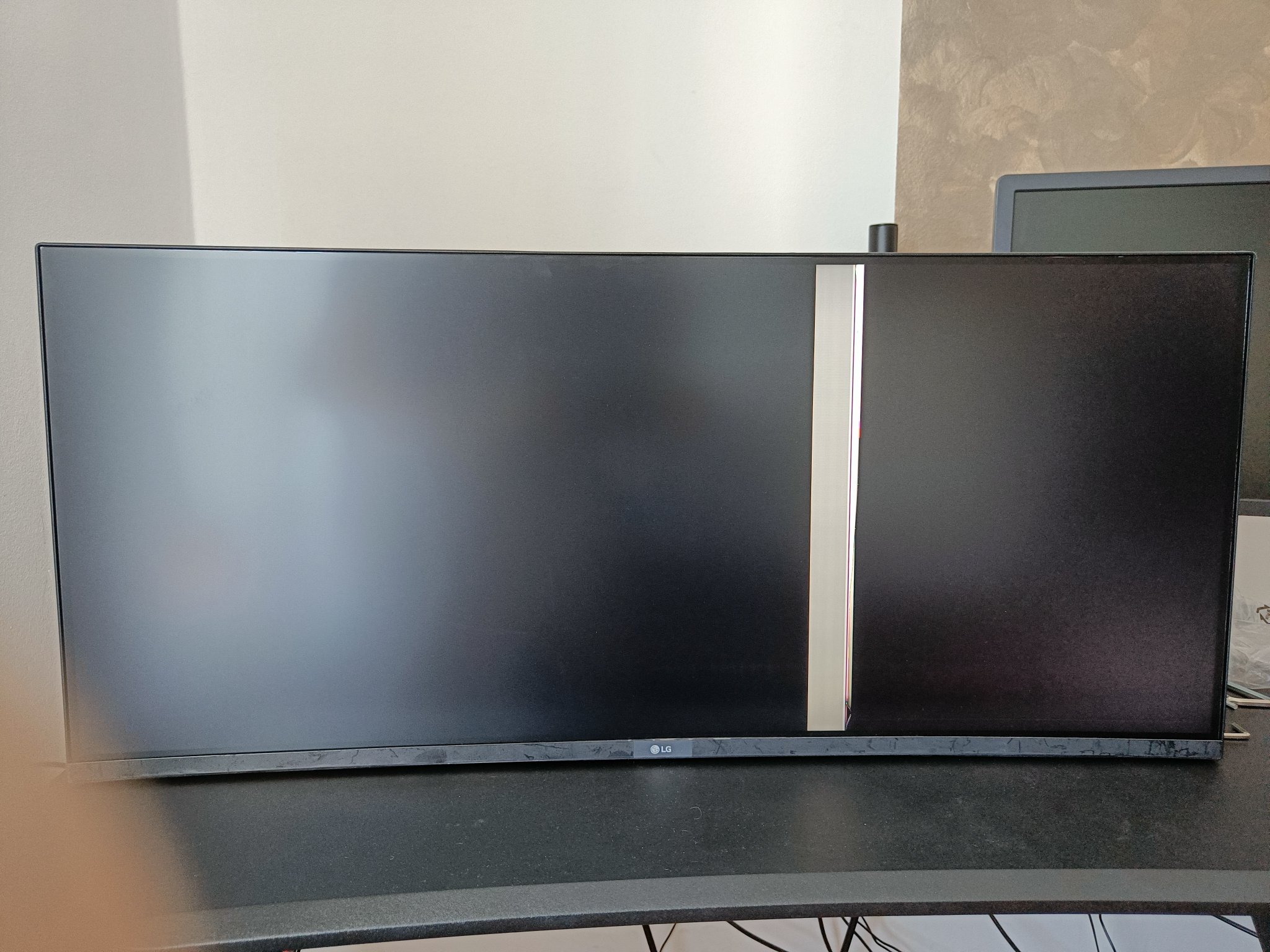 „Țeapă” de aproape 2.000 de lei. Clujeanul a primit un monitor defect, a cărui reparație costă cât produsul