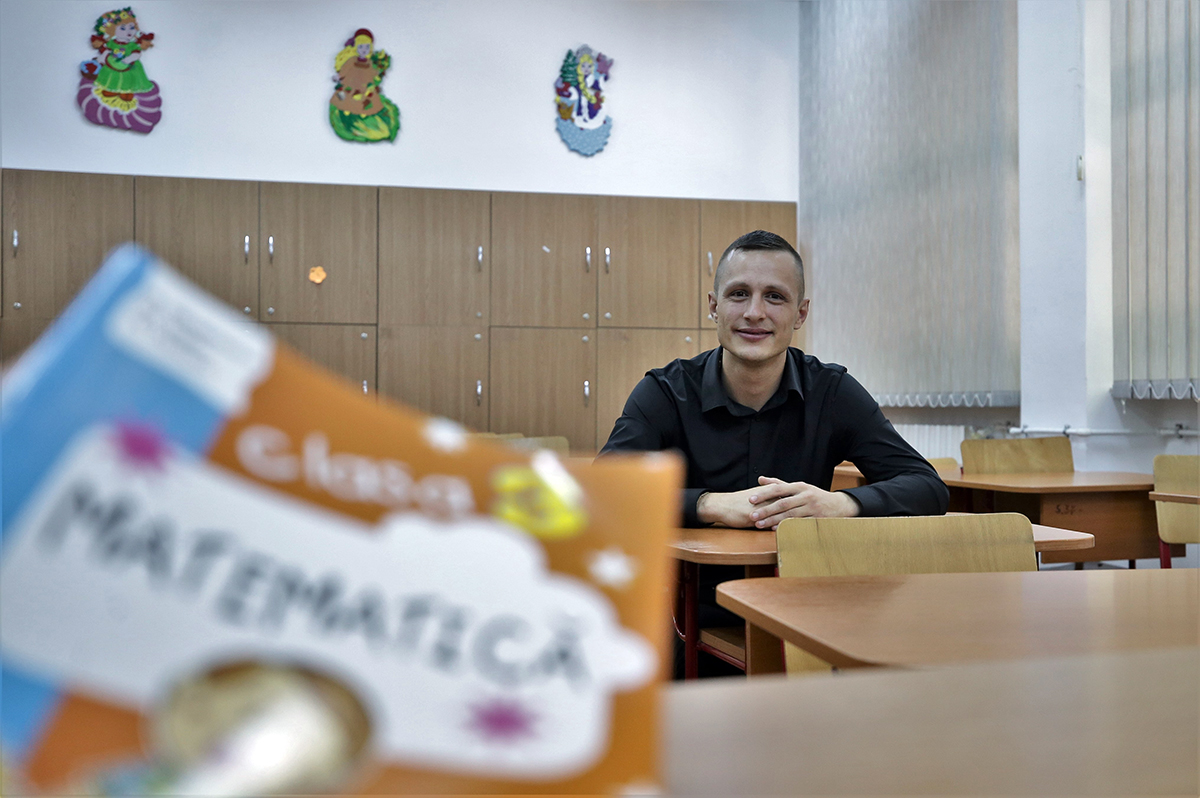 Visul unui tânăr din Focșani care a devenit profesorul pe care nu l-a avut niciodată: ”Copilul te simte”