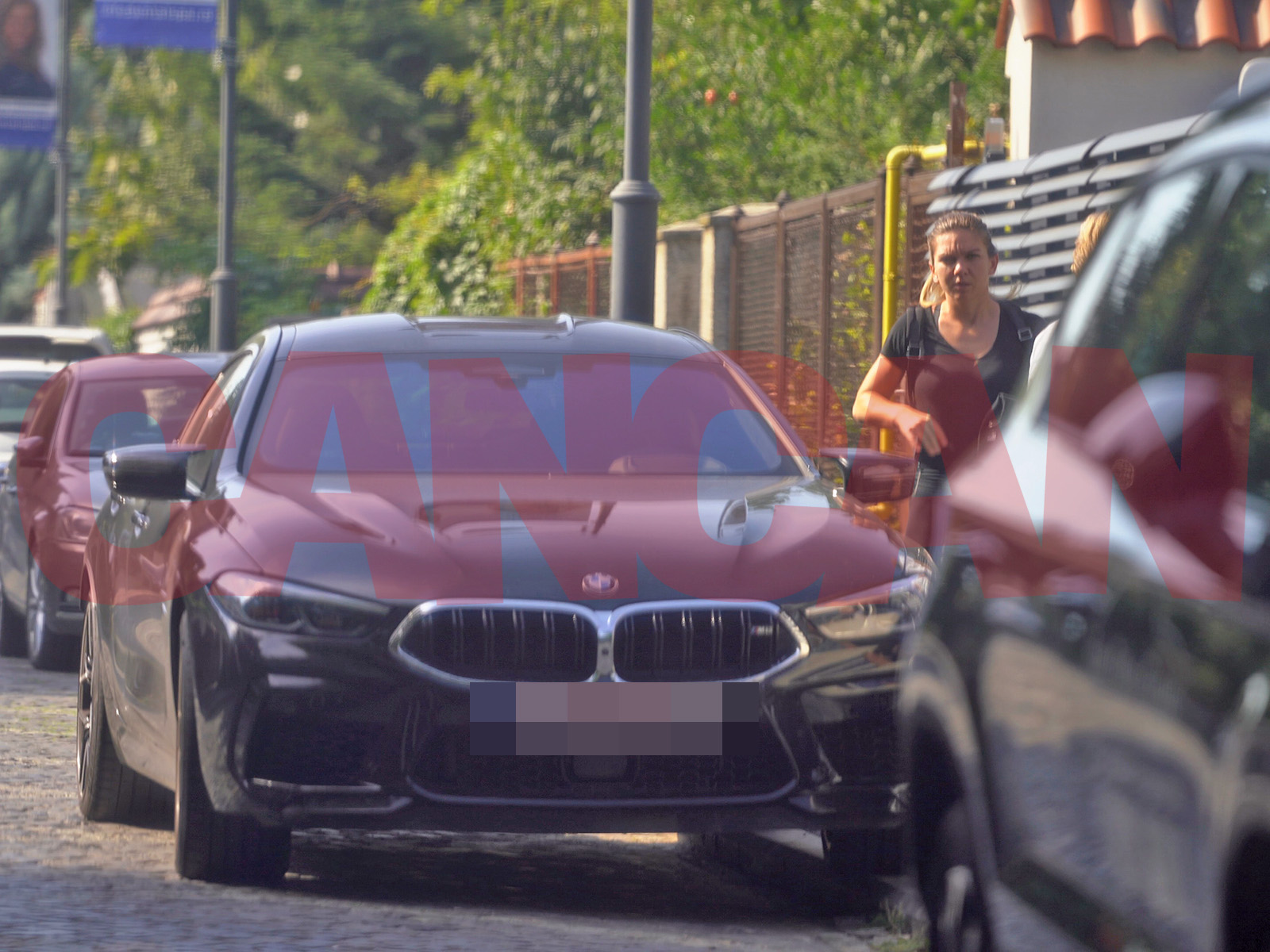 Simona Halep, în fațaț vilei din Primăverii (Foto: CANcAN.RO)