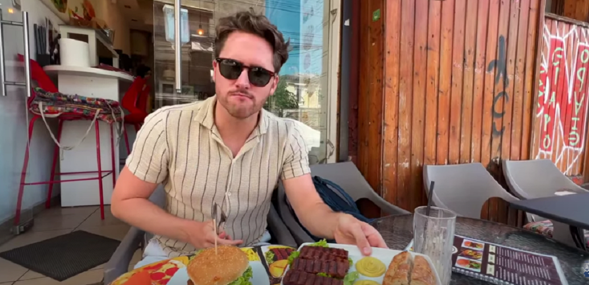 Ce reacție au avut doi turiști din Suedia, care au mâncat pentru prima oară mici în România