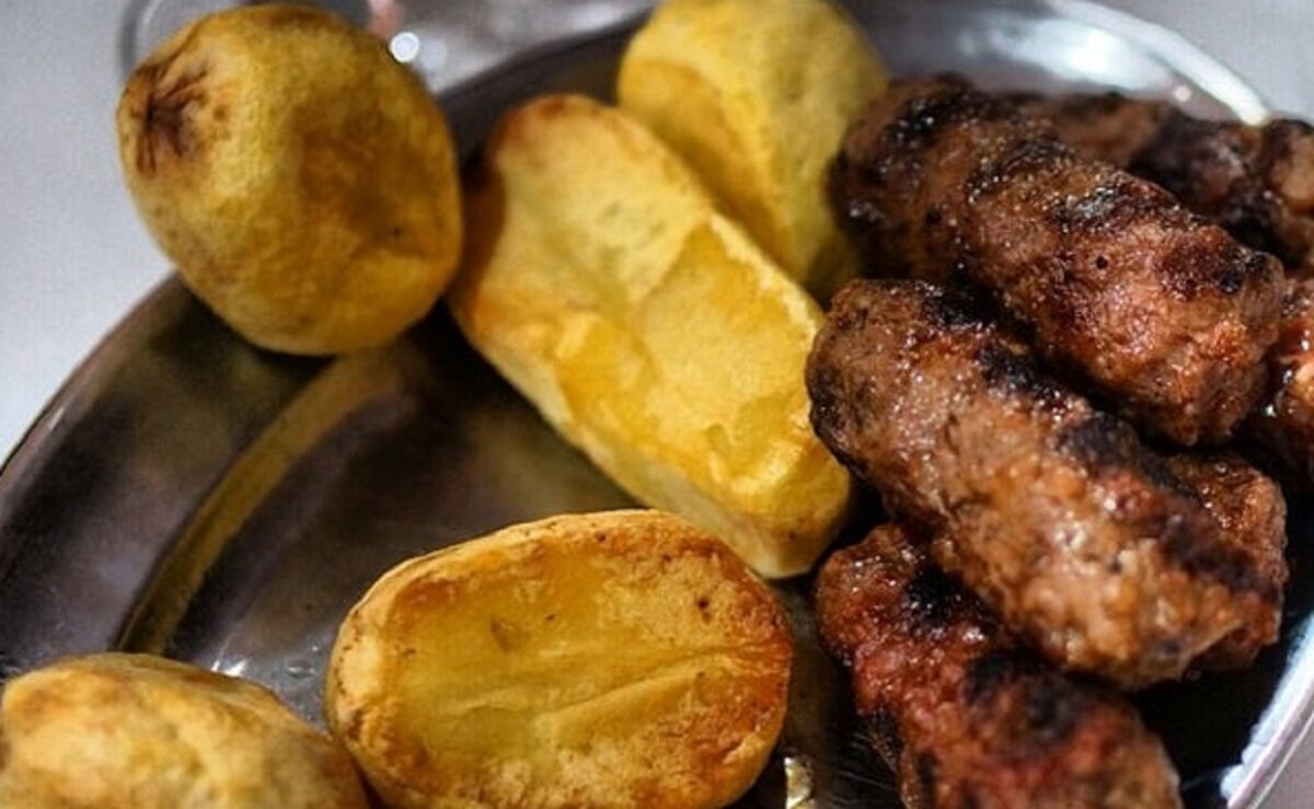 Câți lei costă 4 mici cu cartofi prăjiți la celebrul restaurant „La Cocoșatu`”, din București. Cât trebuie să plătești