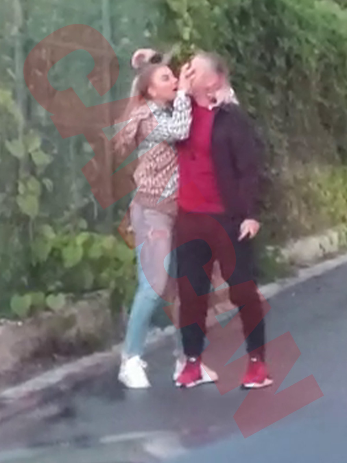 Anamaria Prodan îl lovește peste față pe Laurențiu Reghecampf / (Sursa: CANCAN.RO)