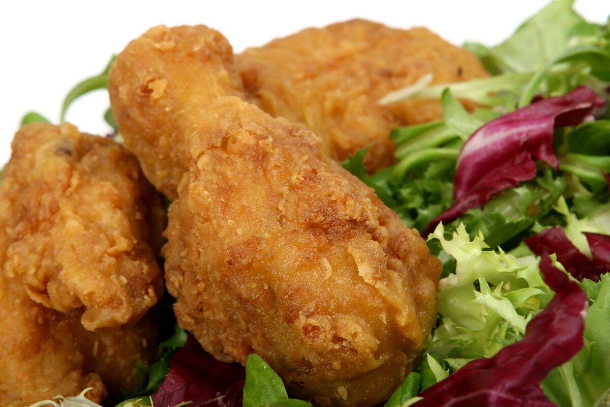 Un tânăr și-a comandat mâncare de la KFC. Incredibil ce a putut să găsească printre bucățile de pui prăjit