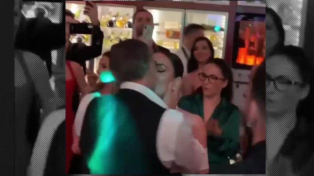Imagine Stire Reghecampf şi Corina, dedicaţii şi petrecere nebună până dimineaţa! Săruturi pasionale în faţa tuturor. Video fabulos | 2review.ro