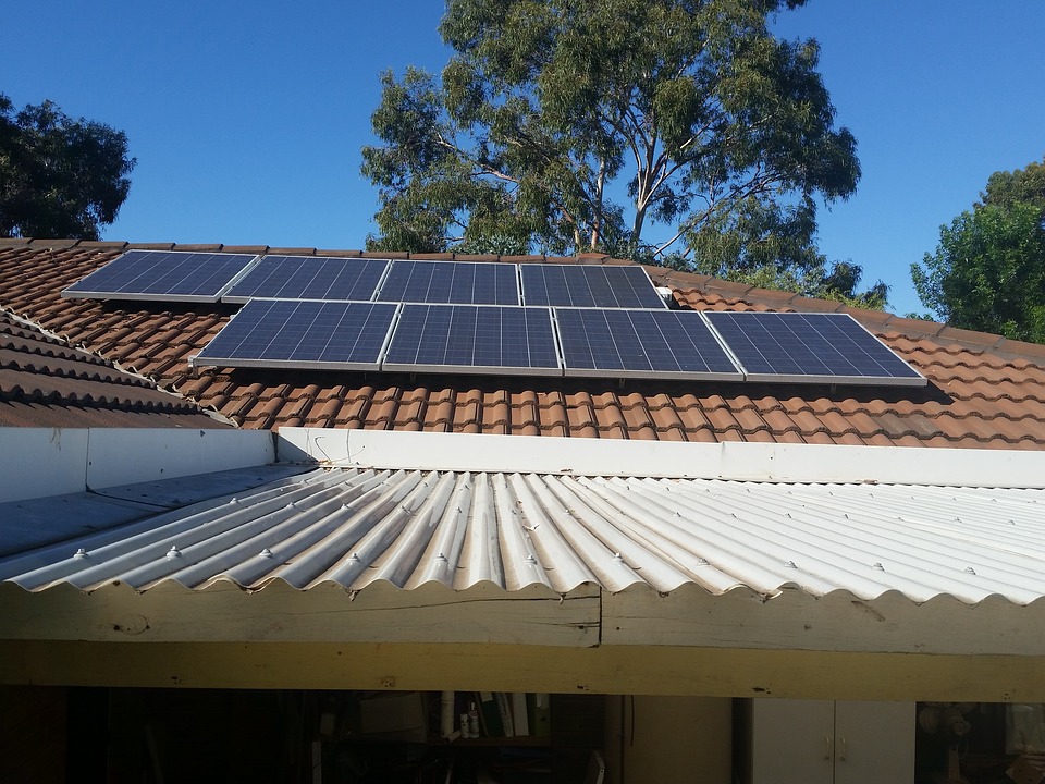 Panouri fotovoltaice pe bloc. Cum se pot instala şi de ce este nevoie pentru a beneficia de ele