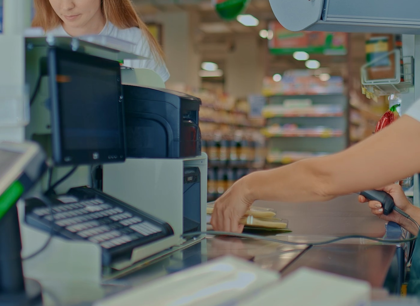 Leafa unui român angajat la un supermarket din SUA trece de 2.000 de dolari pe lună (Foto: captură video)