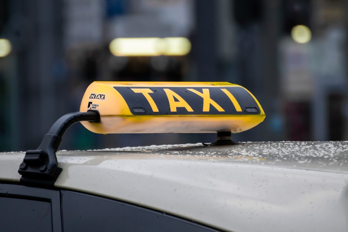 N-ai fi crezut! Ce mesaj a putut să trimită un client unui șofer pe taxi: ”Am o rugăminte mare la tine”