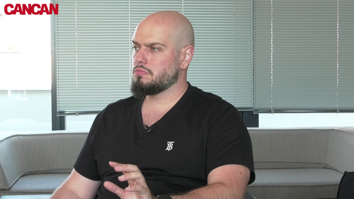 Imagine Stire BRomania, pregătit să facă pasul cel mare? Ce spune actorul despre căsătoria cu iubita sa | 2review.ro