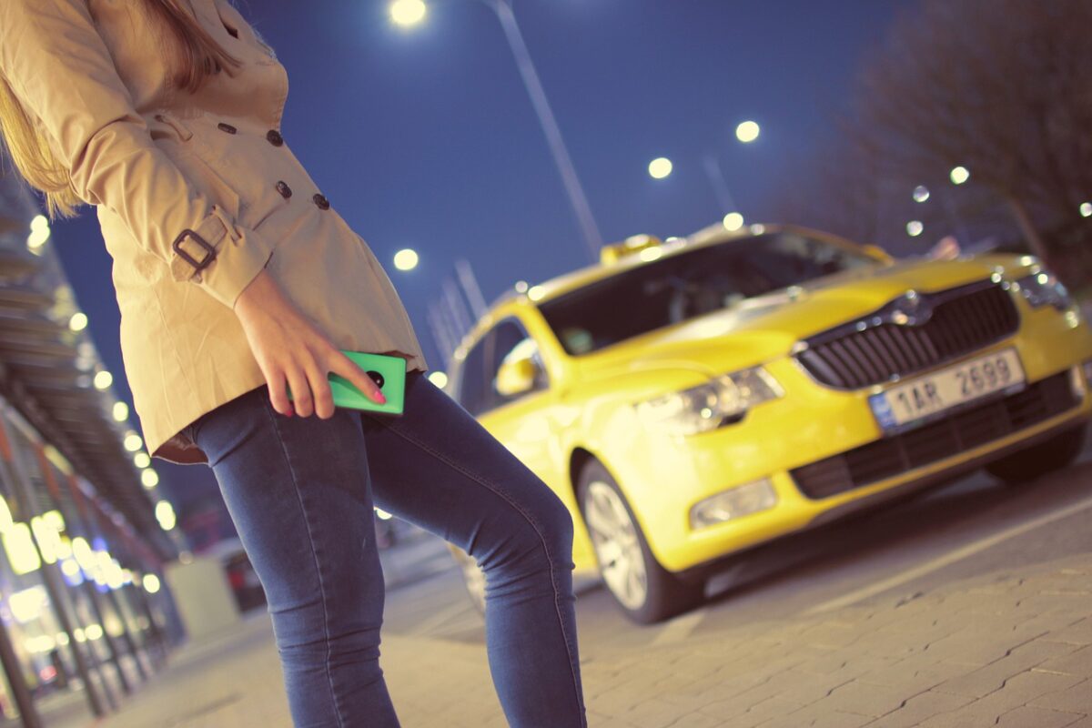 Poveste ireală cu un taximetrist şi o farmacistă. Ce s-a întâmplat după ce a dus-o într-o cursă care a costat 11,50 lei
