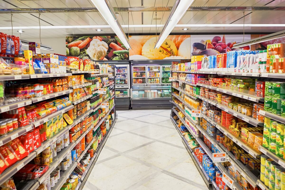 Alertă în supermarketuri! Au fost găsite produse contaminate, la rafturi